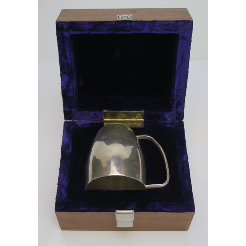 580 - An Elizabeth II silver mug, maker W.J.H, London, 1969, 8cm high, 143.3g, 4.60ozst. In original plush... 