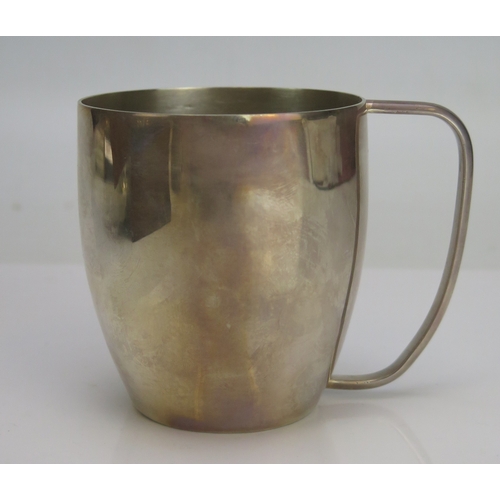 580 - An Elizabeth II silver mug, maker W.J.H, London, 1969, 8cm high, 143.3g, 4.60ozst. In original plush... 