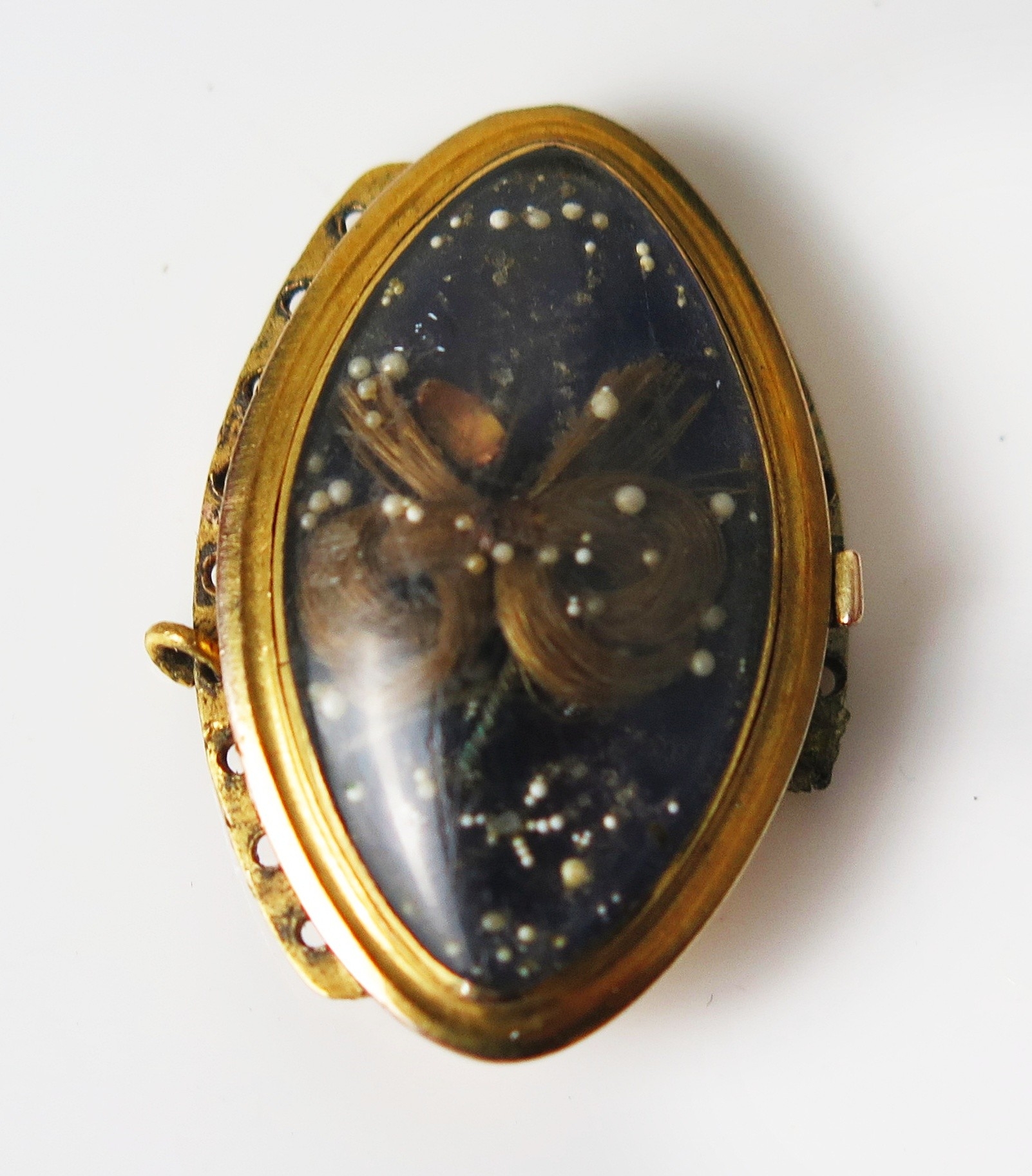 A Georgian precious yellow metal memorial clasp, the decorative glazed ...
