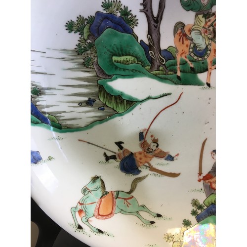 28 - Chinese Kangxi Famille Verte Large Deep Platter Depicting Warriors.Dia 28.5cm