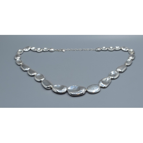 2517 - 925 silver designer Pebble necklace having graduating size links and a lobster claw catch largest be... 