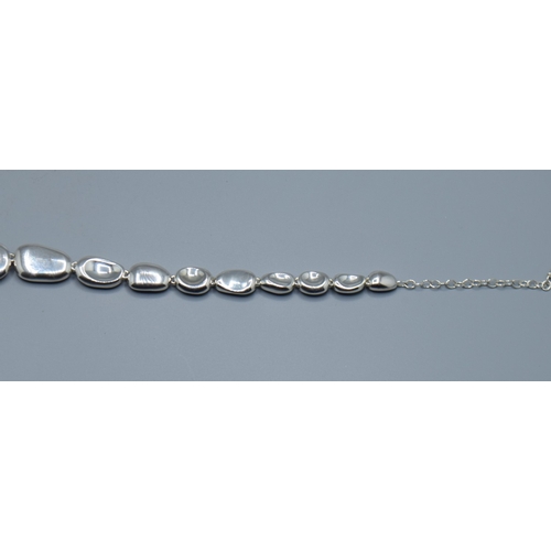 2517 - 925 silver designer Pebble necklace having graduating size links and a lobster claw catch largest be... 