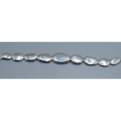 2517 - 925 silver designer Pebble necklace having graduating size links and a lobster claw catch largest be... 