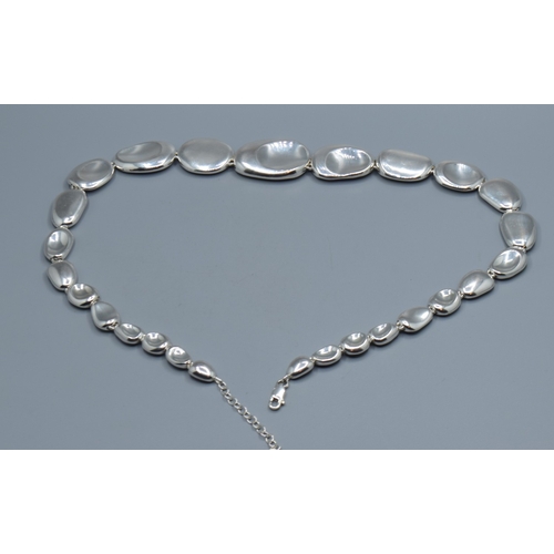 2517 - 925 silver designer Pebble necklace having graduating size links and a lobster claw catch largest be... 