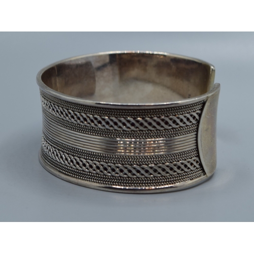 2529 - Good solid 925 silver ladies bangle with centre decoration and clear ends 6cm internal diameter, 2.5... 