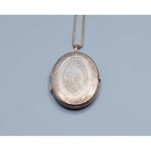 2539 - 925 silver picture locket pendant 4.1cm drop by2.8cm widest one side with machine decoration the rev... 