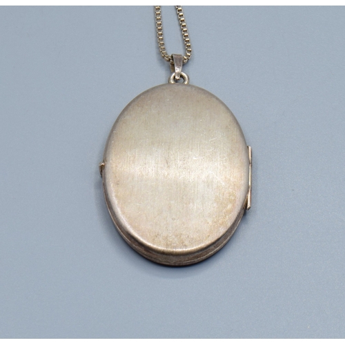 2539 - 925 silver picture locket pendant 4.1cm drop by2.8cm widest one side with machine decoration the rev... 