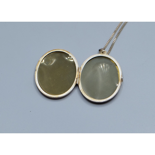 2539 - 925 silver picture locket pendant 4.1cm drop by2.8cm widest one side with machine decoration the rev... 
