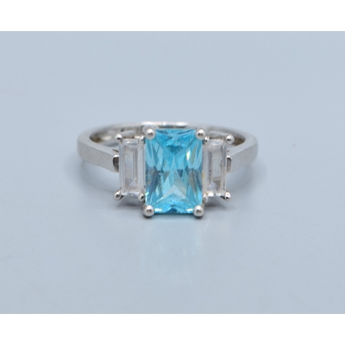 2546 - 925 silver 3 stone Blue Topaz and clear gem stone graduating size ring size held in a claw setting s... 
