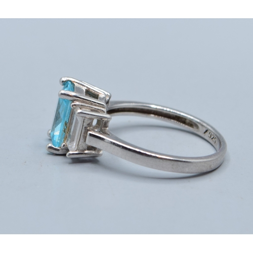 2546 - 925 silver 3 stone Blue Topaz and clear gem stone graduating size ring size held in a claw setting s... 