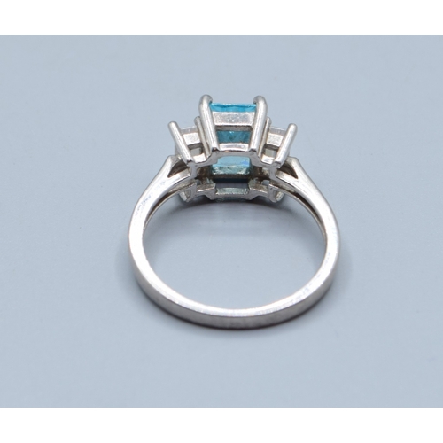 2546 - 925 silver 3 stone Blue Topaz and clear gem stone graduating size ring size held in a claw setting s... 