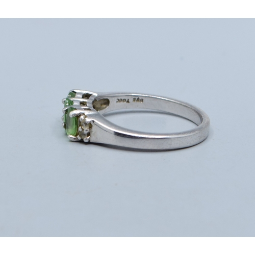 2556 - 925 silver ladies 3 stone Peridot dress ring with clear stone decoration to the sides size N
