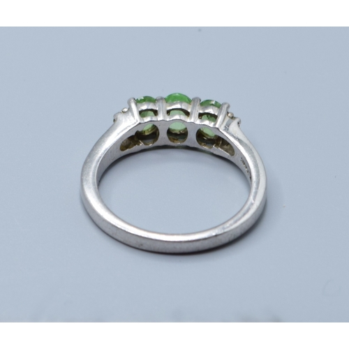 2556 - 925 silver ladies 3 stone Peridot dress ring with clear stone decoration to the sides size N