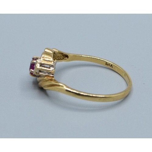 2582 - 9ct gold ladies vintage 3 stone Ruby and Diamond ring in a sweep design hallmarked as Diamond size P