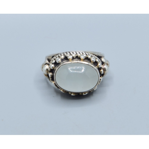 2598 - Vintage 925 silver ladies Chalcedony cabochon single stone ring held in an enclosed scroll setting s... 