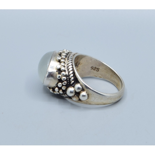 2598 - Vintage 925 silver ladies Chalcedony cabochon single stone ring held in an enclosed scroll setting s... 