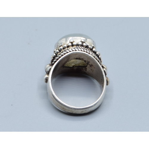 2598 - Vintage 925 silver ladies Chalcedony cabochon single stone ring held in an enclosed scroll setting s... 