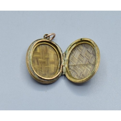 2613 - Antique Victorian 9ct gold back and front locket 2.1cm x 1.6cm not including the bale 5.3grams