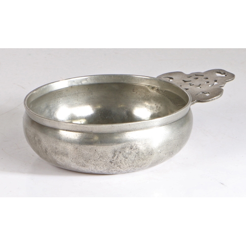 116 - A William III/Queen Anne pewter porringer, possibly Wigan/Bewdley, circa 1700

 Having a bellied bow... 