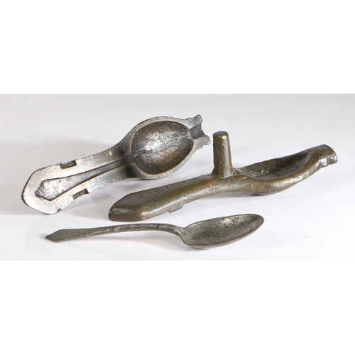 119 - A Queen Anne bronze spoon mould, circa 1710

 Typically in two parts, with cast dog nose spoon, leng... 