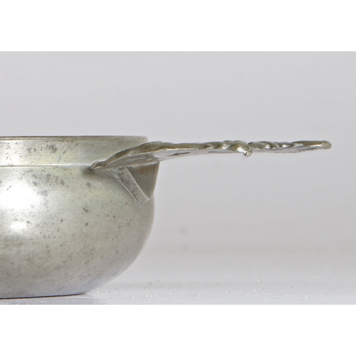 122 - An late 18th century pewter porringer, American, circa 1790

 Having a bellied bowl, bossed base and... 