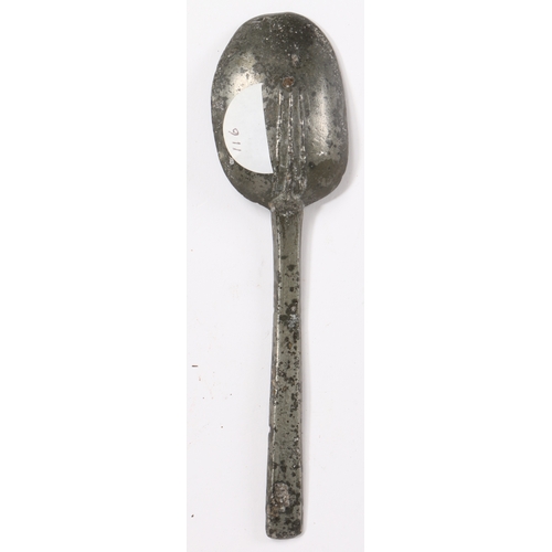 230 - A late 17th century pewter cast decorated spoon, English, circa 1680-1700

 Having a flat tapering s... 