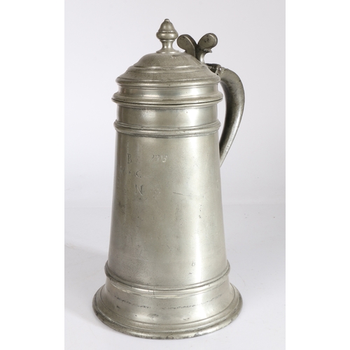 29 - A rare Queen Anne pewter transitional flagon, circa 1705

 Having a tapering straight-sided body w... 