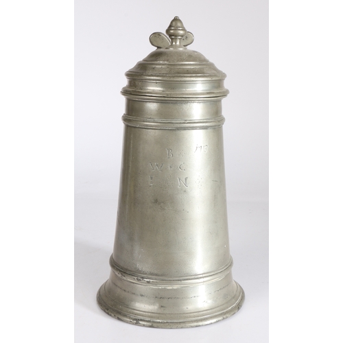 29 - A rare Queen Anne pewter transitional flagon, circa 1705

 Having a tapering straight-sided body w... 