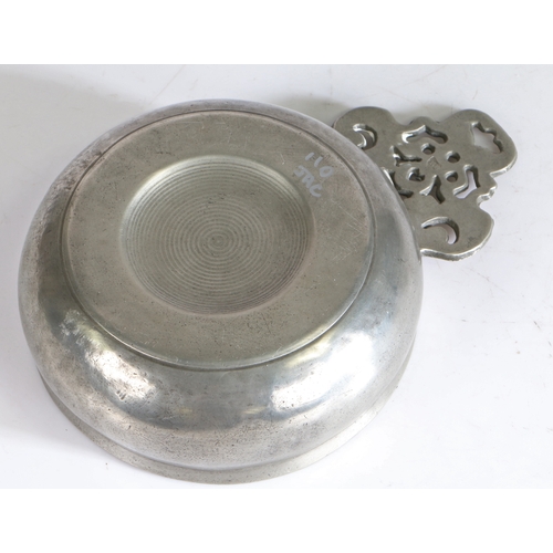 116 - A William III/Queen Anne pewter porringer, possibly Wigan/Bewdley, circa 1700

 Having a bellied bow... 