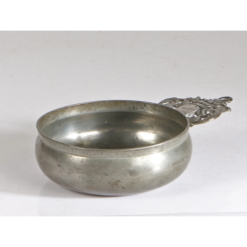 122 - An late 18th century pewter porringer, American, circa 1790

 Having a bellied bowl, bossed base and... 