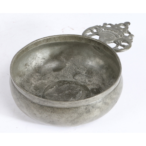 159 - An early 18th century pewter porringer, English, circa 1715-25

 Of relatively small size, having a ... 