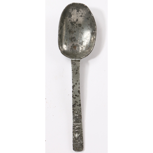 230 - A late 17th century pewter cast decorated spoon, English, circa 1680-1700

 Having a flat tapering s... 