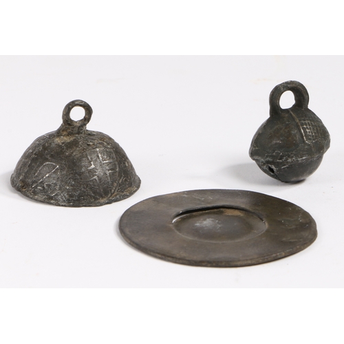35 - A 17th century pewter toy broad rim charger, circa 1680

 With makers mark to single reed rim and e... 