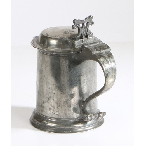 36 - A William & Mary pewter flat-lid tankard, attributed to Christopher Banckes, Bewdley/Wigan, circa 17... 