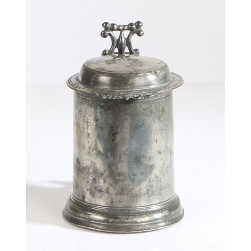 36 - A William & Mary pewter flat-lid tankard, attributed to Christopher Banckes, Bewdley/Wigan, circa 17... 