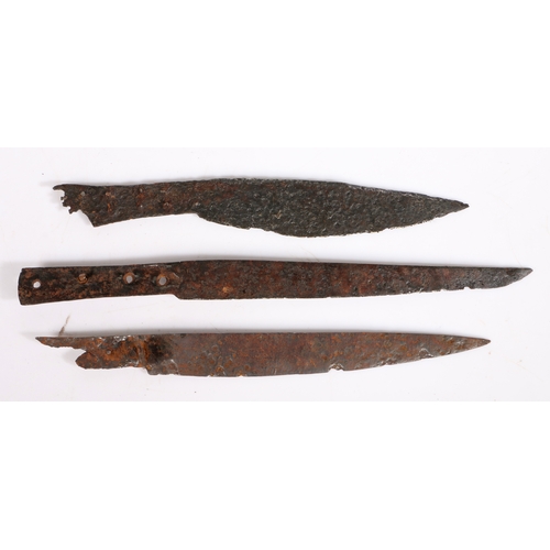 386 - Three 15th-16th century excavated iron knives

 The first with a tapering blade and nagel guard, 32c... 