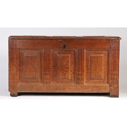 451 - A 17th century oak coffer, German/Flemish

 The lid with three raised panels, and conforming front, ... 