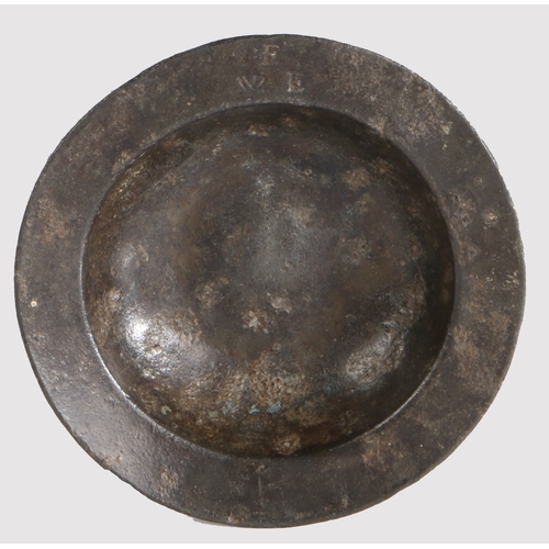 49 - A good Elizabeth I pewter spice plate, circa 1580-1600

 Having a plain rim with ownership triad E... 