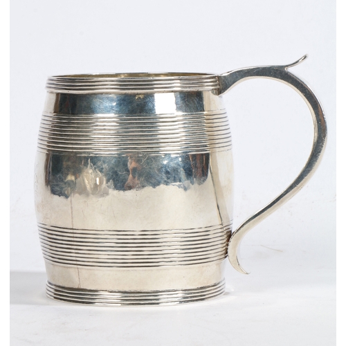 19 - A George IV silver mug, Exeter 1822, maker William Welch II, of barrel form with reeded banded decor... 