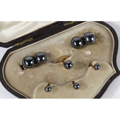 110 - An 18 carat gold stud and cufflink set, consisting four dress buttons and a pair of cufflinks , all ... 