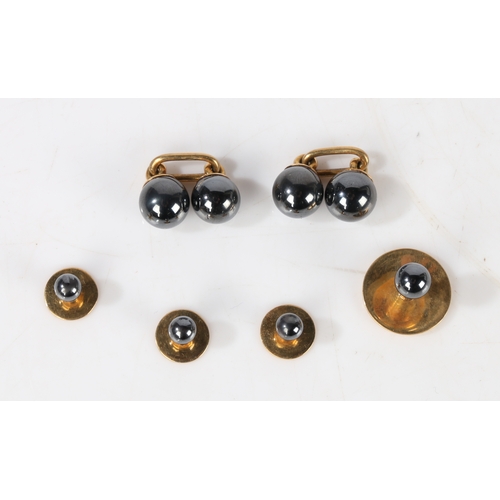 110 - An 18 carat gold stud and cufflink set, consisting four dress buttons and a pair of cufflinks , all ... 