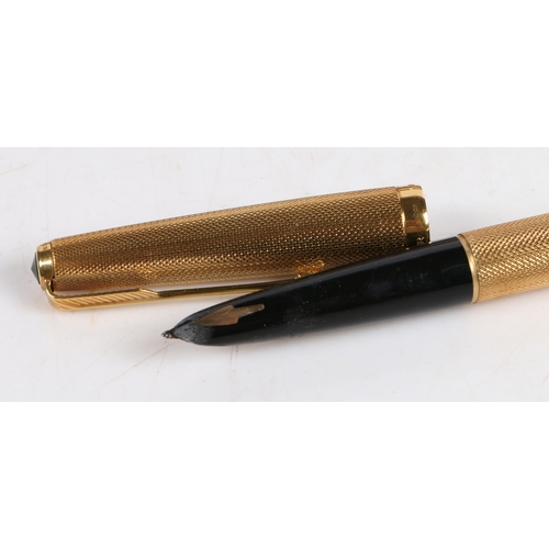 114 - A Parker 18 carat gold fountain pen, the engine turned lid and body with rectangular cartouche initi... 