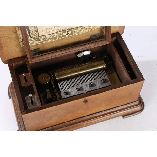 114 - AN EARLY 20TH CENTURY SWISS SIX SONG MUSIC BOX. Housed within a mahogany and boxwood case, with wind... 