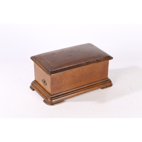 114 - AN EARLY 20TH CENTURY SWISS SIX SONG MUSIC BOX. Housed within a mahogany and boxwood case, with wind... 