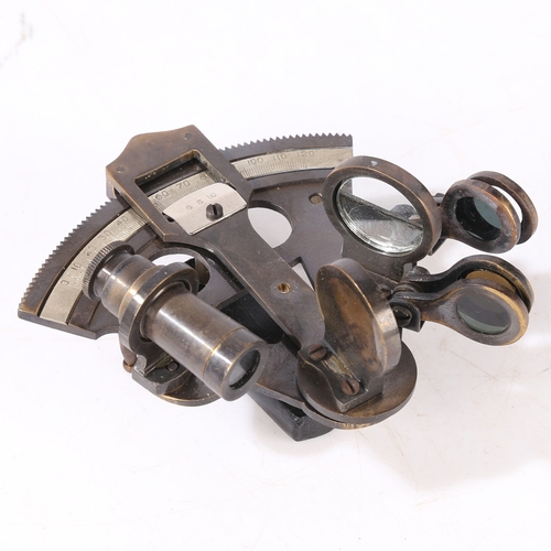 125 - A 20TH CENTURY SEXTANT. A 20th century Sextant, 10cm wide.