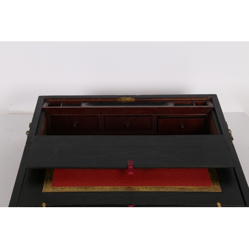 140 - A LARGE 19TH CENTURY MAHOGANY WRITING SLOPE. A Large 19th century mahogany writing slope, the top pa... 