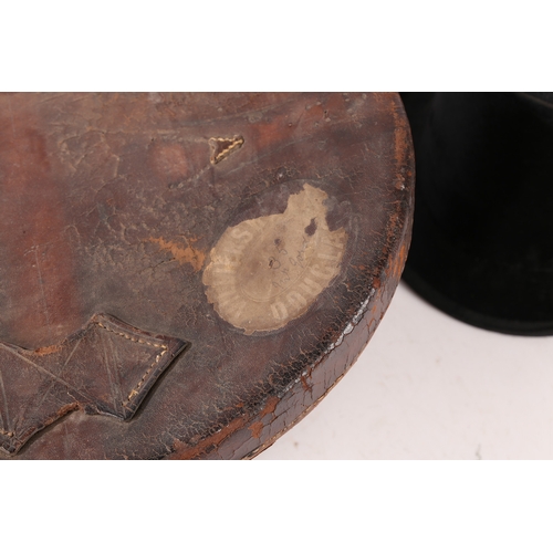 144 - A LATE VICTORIAN/EARLY EDWARDIAN TOP HAT WITH A LEATHER FITTED CASE. A Late Victorian/Early Edwardia... 