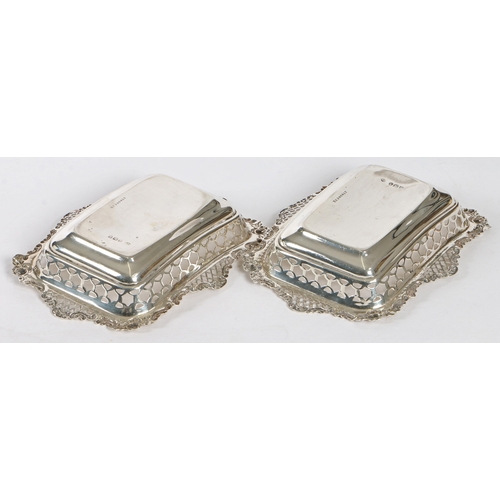 259 - A PAIR OF OPEN PIERCE WORK SILVER BONBON DISHES, WILLIAM COMYNS AND SONS, LONDON. A pair of open pie... 