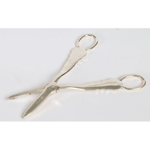 264 - A PAIR OF SILVER GRAPE SCISSORS, WILLIAM HUTTON AND SONS, SHEFFIELD 1927, 3.4OZ, 18CM LONG. Silver g... 