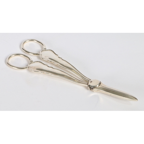 264 - A PAIR OF SILVER GRAPE SCISSORS, WILLIAM HUTTON AND SONS, SHEFFIELD 1927, 3.4OZ, 18CM LONG. Silver g... 